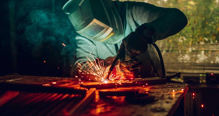 man-worker-welding-metal-with-welding-machine-in-a-3SG5PY4.jpg